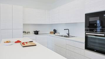 Kjøleskap, mikrobølgeovn, kokeplater og oppvaskmaskin