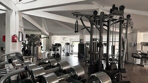 A gym with various exercise equipment, including dumbbells and weight machines. - Chalet Prestige - Oasis Village 5 stars - Comfort and calm (Puget-sur-Argents)