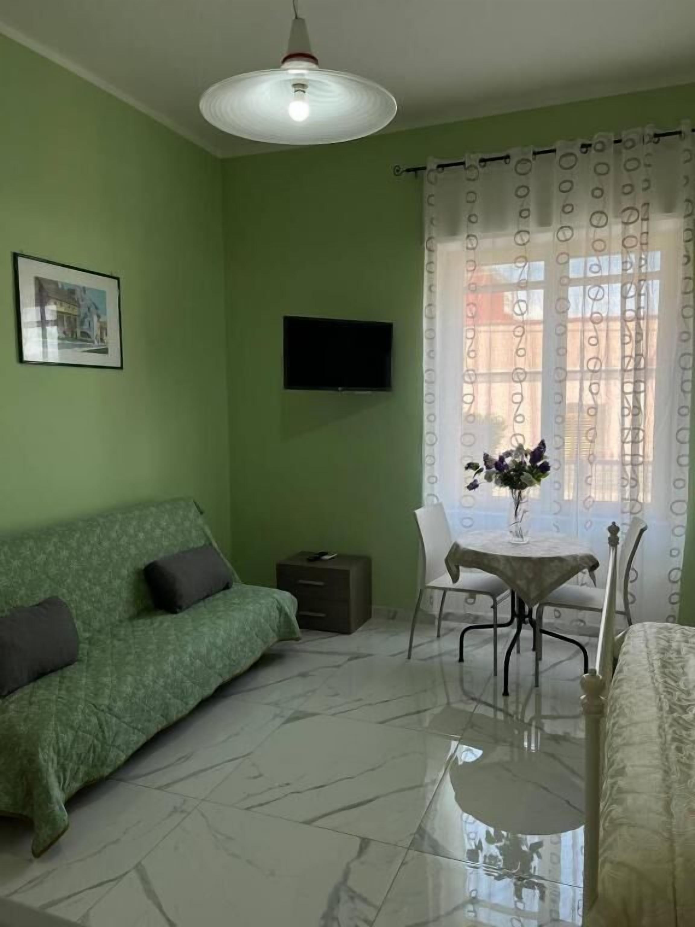 Chambre Double Deluxe, cuisine, vue ville | Coin séjour