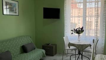 Chambre Double Deluxe, cuisine, vue ville | Coin séjour