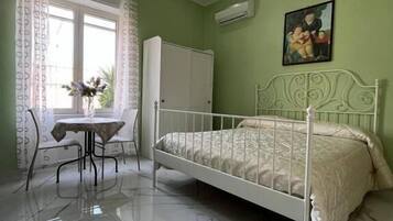 Habitación doble Deluxe, cocina, vista a la ciudad | Cortinas blackout y wifi gratis