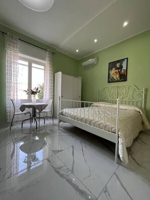 Habitación doble Deluxe, cocina, vista a la ciudad | Cortinas blackout y wifi gratis 