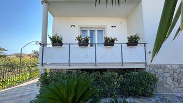 Habitación doble Deluxe, vista a la ciudad | Terraza o patio