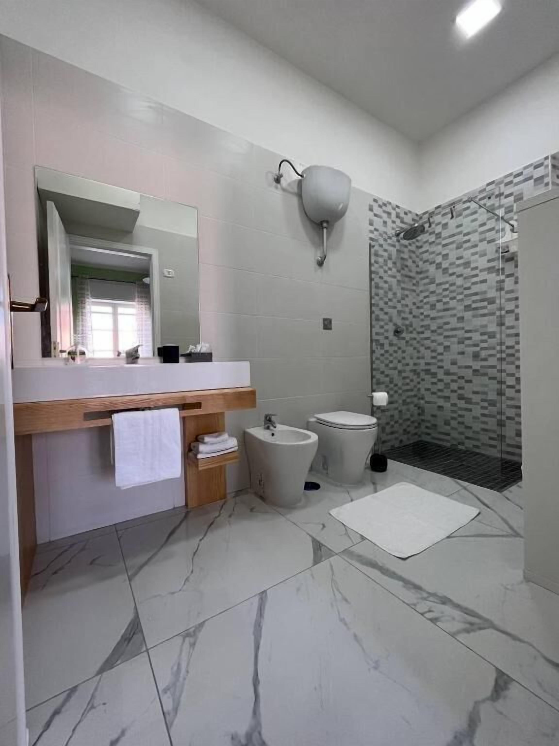 Deluxe Double Room, Kitchen, City View | Bathroom