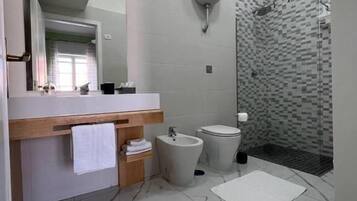 Deluxe Double Room, Kitchen, City View | Bathroom
