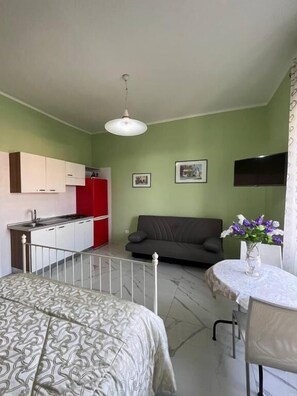 Deluxe Double Room, Kitchen, City View | Blackout curtains, free WiFi, bed sheets - Pompeii's Treasures (Pompei)