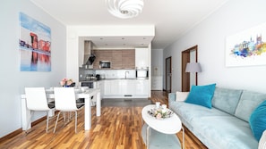 Un apartamento moderno con comedor, cocina y sala de estar.