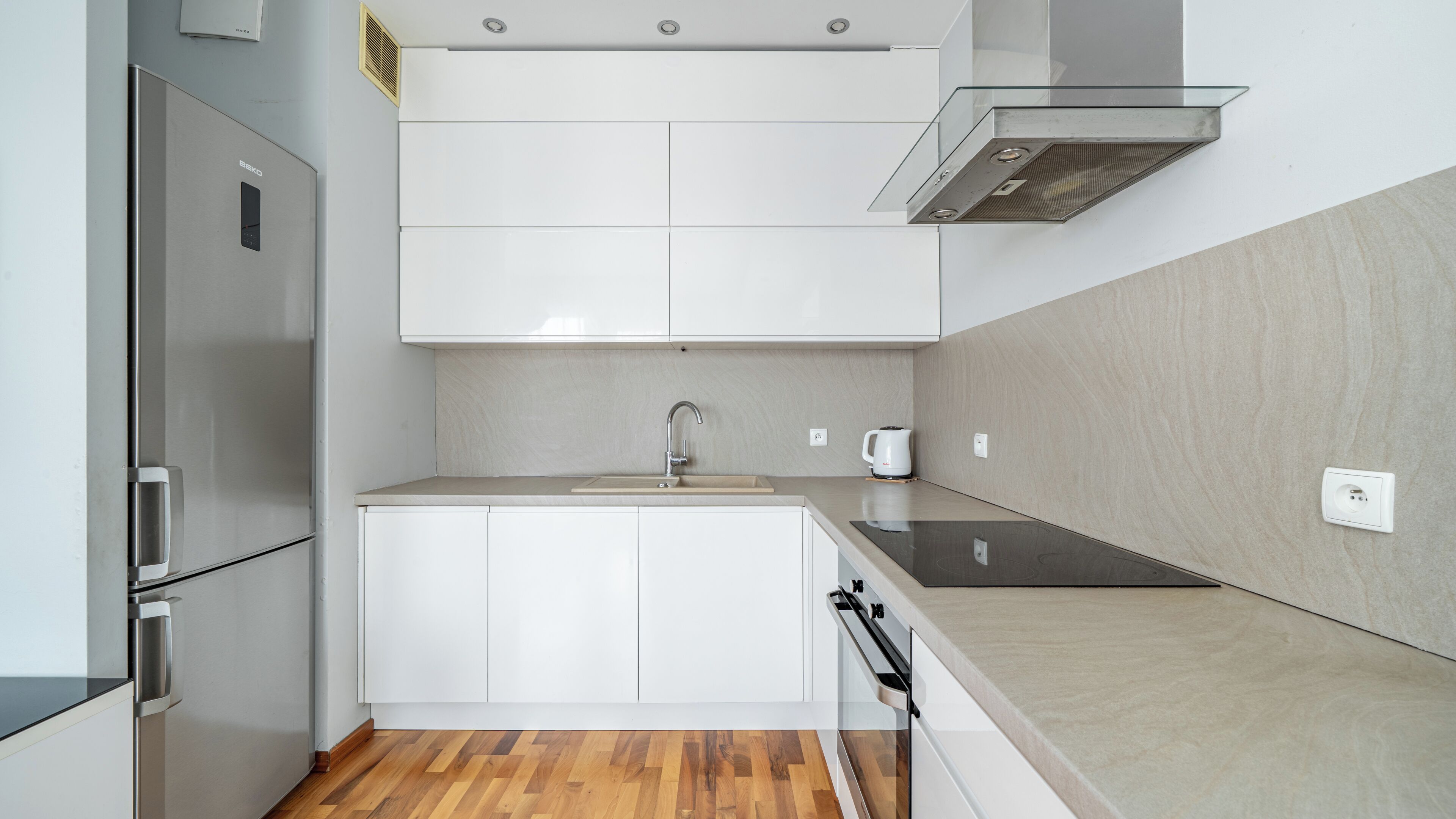 Refrigerador, placa de cocina, tetera/pava eléctrica