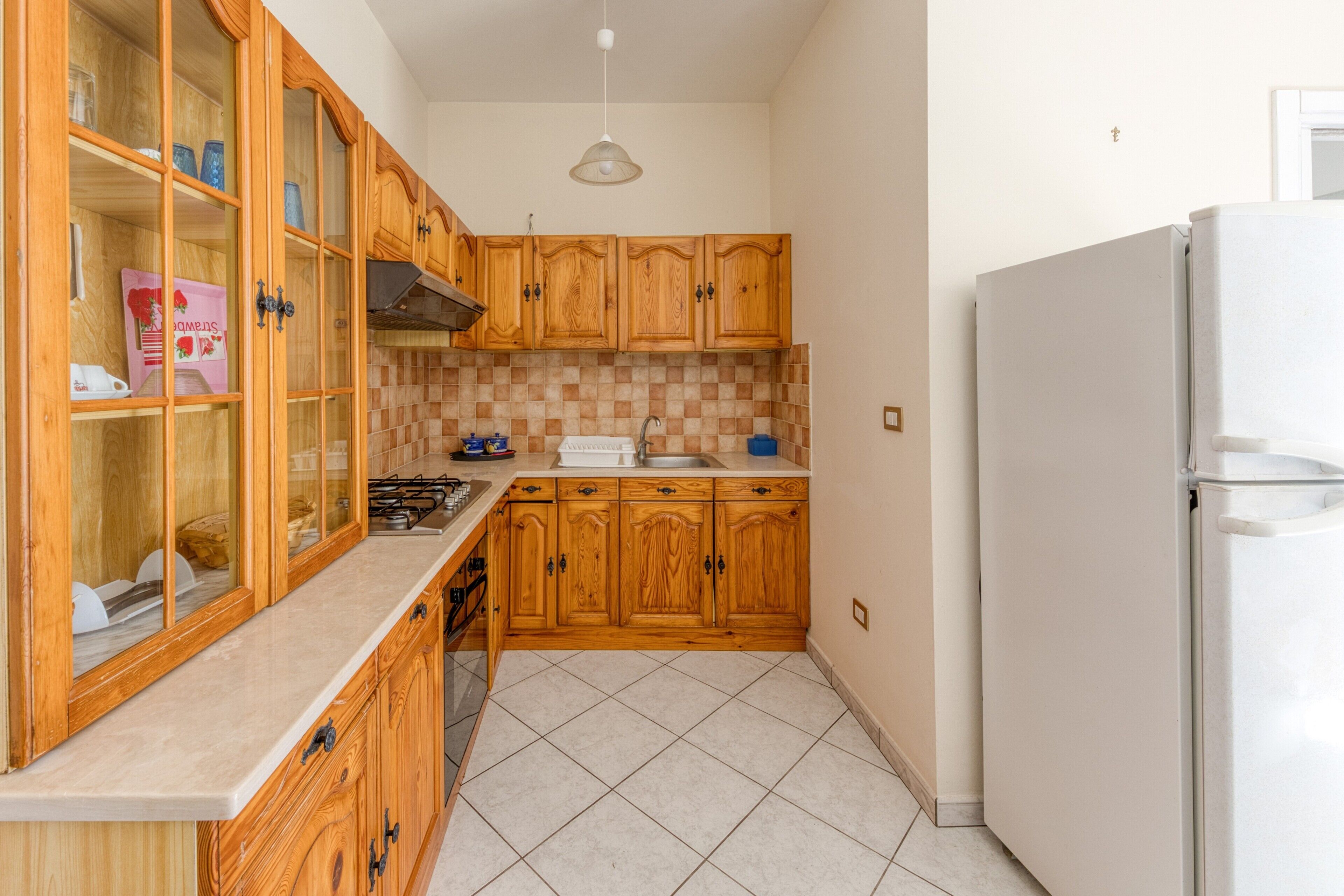 Frigorifero, forno, piano cottura, pentole/stoviglie/utensili