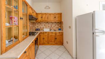 Frigorifero, forno, piano cottura, pentole/stoviglie/utensili