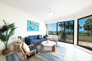 Smart TV - Island Views, Resort Pool & Gym – Steps from Airlie Beach Main Street (Airlie Beach)