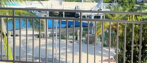 Ett hotell med pool, palmer och utsikt över byggnaden.
