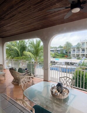 Outdoor dining - Spacious newly renovated 3 bedroom, 2 bath home on the canal in Islamorada, Fl (Tavernier)