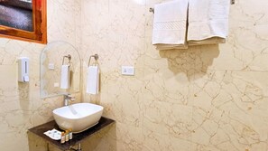 豪華雙人房 | 浴室 | 淋浴設備、免費梳洗用品、風筒、提供毛巾