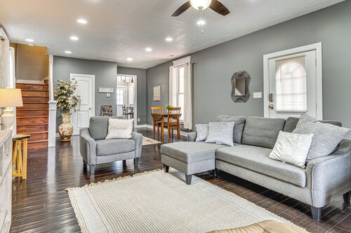 3 Mi to Dtwn Indy: Bright Home w/ Furnished Deck