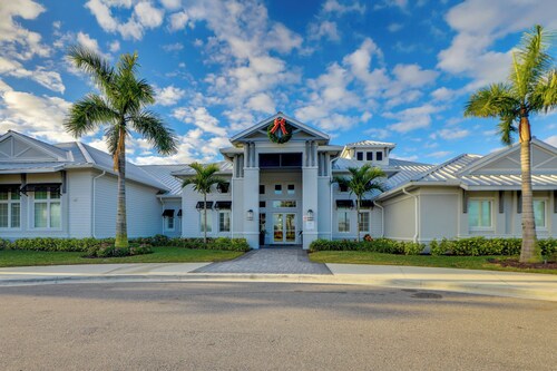 Resort-style Living! Walkable Bradenton Getaway