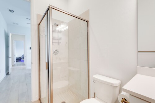 Resort-style Living! Walkable Bradenton Getaway