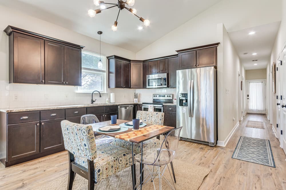 < 2 Mi to Dtwn! Quiet Family Home in Pensacola