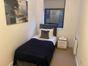 Apartment, 3 Bedrooms, Non Smoking - The Square Apartments Flat 1 (Swindon)