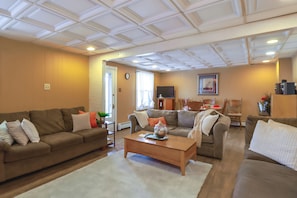 Apartment (1 Bedroom) | Interior - Mtn-view Balcony! Convenient Apt Near Jim Thorpe (Nesquehoning)