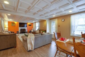 Apartment (1 Bedroom) | Interior - Mtn-view Balcony! Convenient Apt Near Jim Thorpe (Nesquehoning)