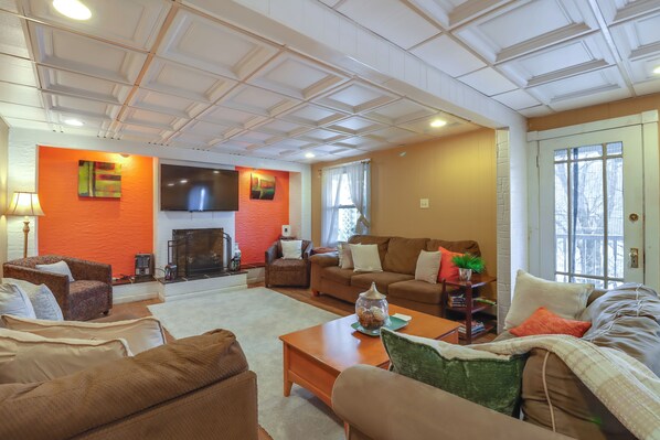 Apartment (1 Bedroom) | Front of property - Mtn-view Balcony! Convenient Apt Near Jim Thorpe (Nesquehoning)