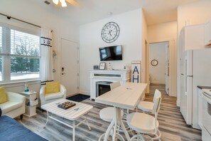 House (2 Bedrooms) | Interior - 6 Mi to Traverse City! All-season Family Getaway (Traverse City)
