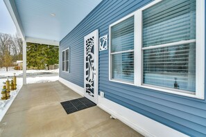 House (2 Bedrooms) | Interior - 6 Mi to Traverse City! All-season Family Getaway (Traverse City)