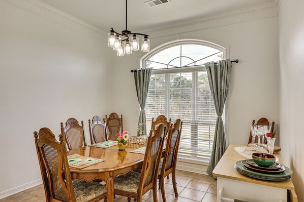 A dining room with a wooden table set for six, surrounded by six chairs. - Close to Hospitals! Family Gem in West Monroe (West Monroe)