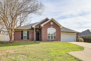A single-story brick house with a front garage, a large arched window, and a well-maintained lawn. - Close to Hospitals! Family Gem in West Monroe (West Monroe)