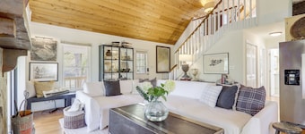 Private Dock on Lake Sinclair: All-season Retreat