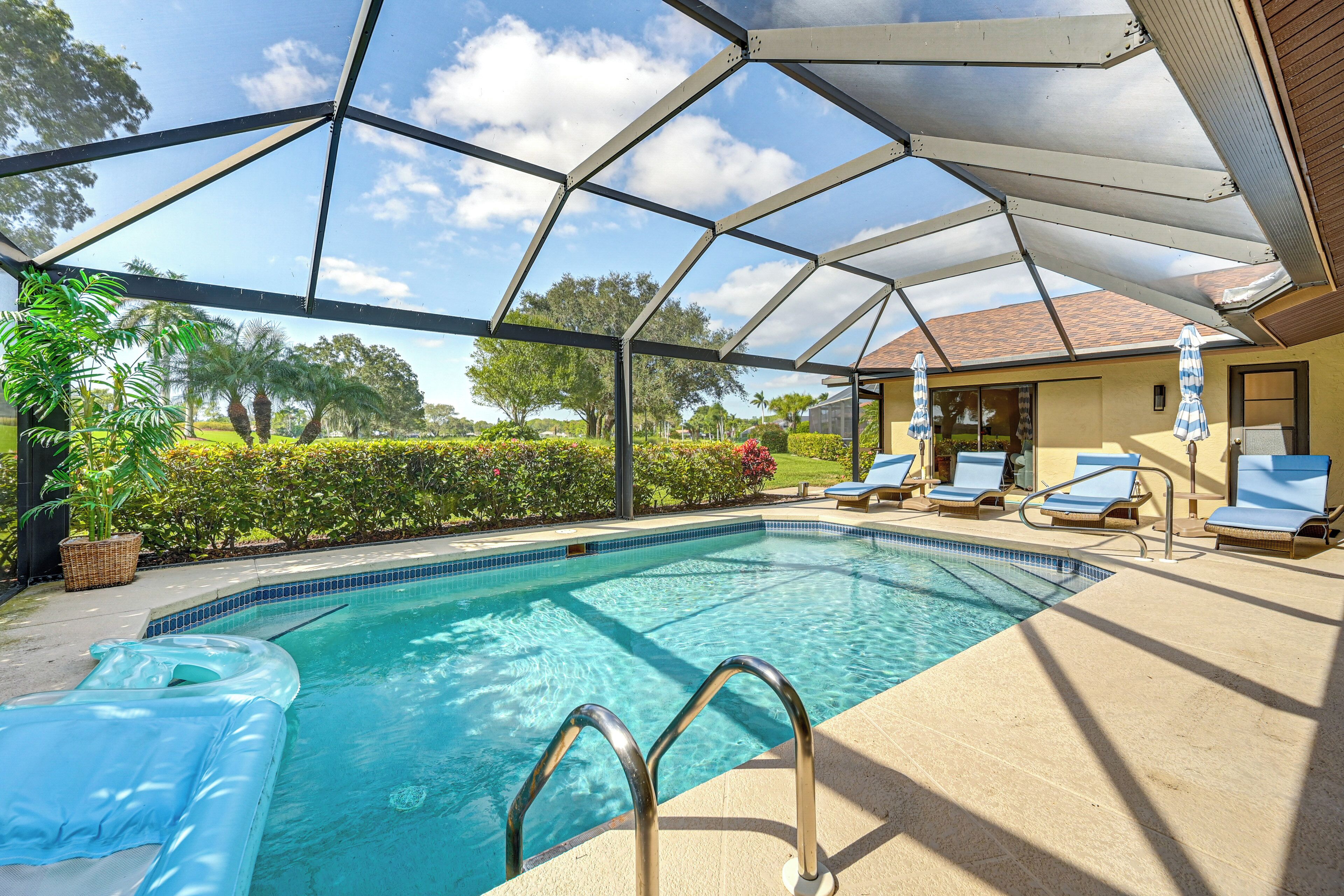 Une piscine couverte avec des chaises longues et un jacuzzi.