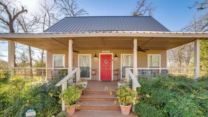 A house with a red door, a covered porch, and potted plants. - Anglers' Haven! Cedar Creek Reservoir Getaway (Kemp)