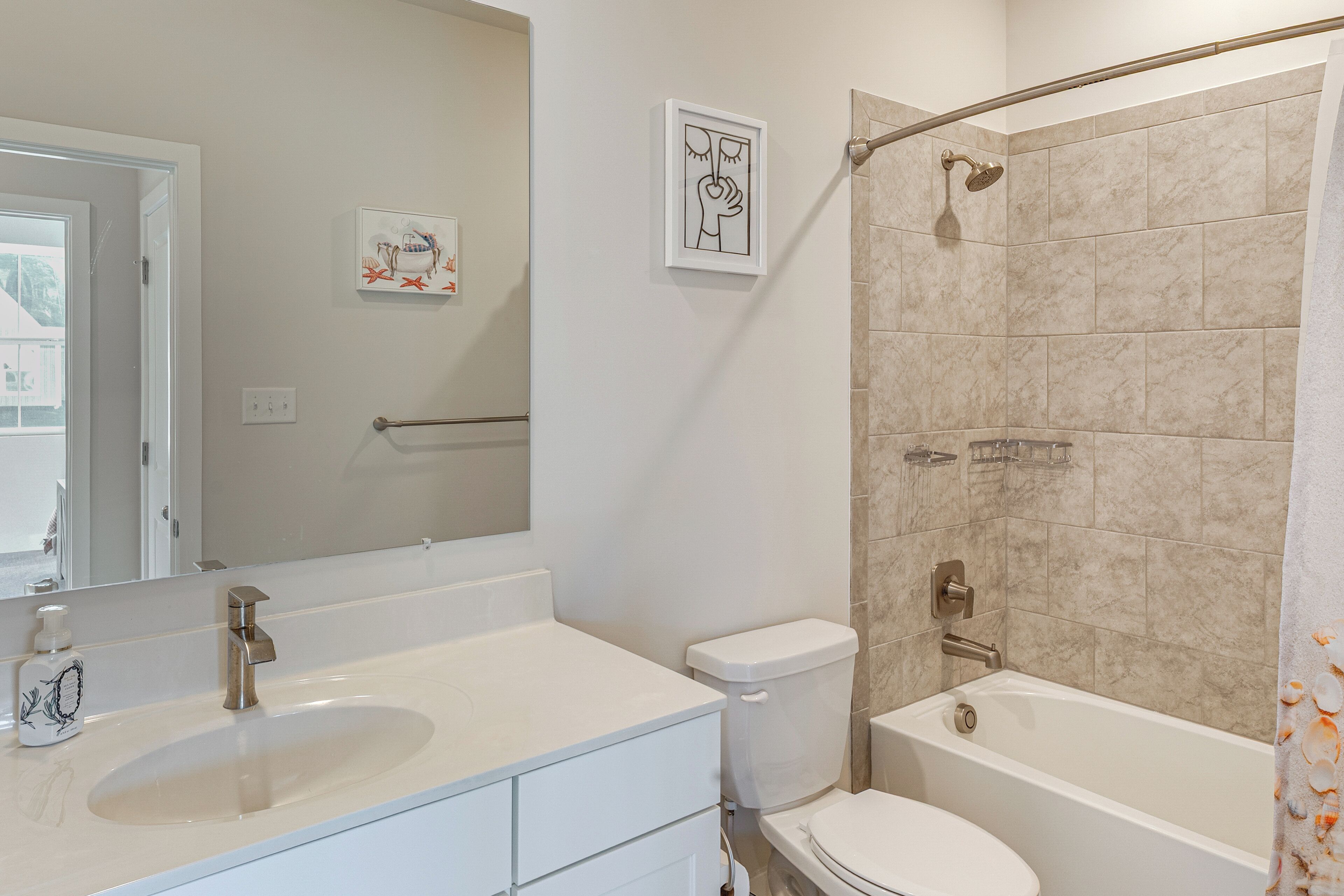 Une salle de bain avec un lavabo, des toilettes et une baignoire.