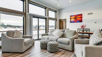 House (5 Bedrooms) | Interior