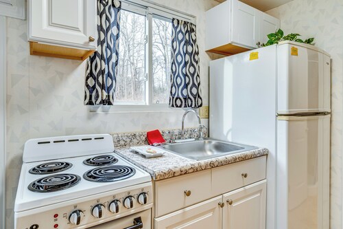 Right on Main Street! Cozy Delphi Unit w/ Parking