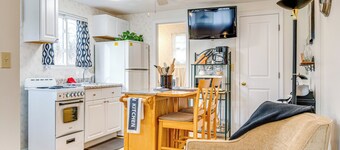 Right on Main Street! Cozy Delphi Unit w/ Parking