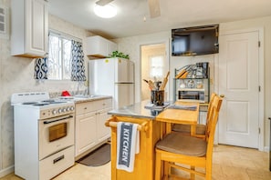 Apartment (0 Bedroom) | Interior - Walkable Delphi Studio on Main Street w/ Parking (Delphi)