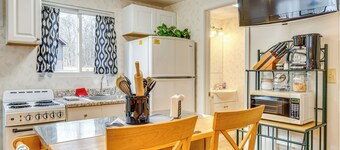 Walkable Delphi Studio on Main Street w/ Parking
