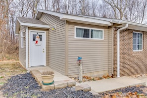 Apartment (0 Bedroom) | Interior - Walkable Delphi Studio on Main Street w/ Parking (Delphi)