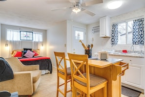 Apartment (0 Bedroom) | Front of property - Walkable Delphi Studio on Main Street w/ Parking (Delphi)