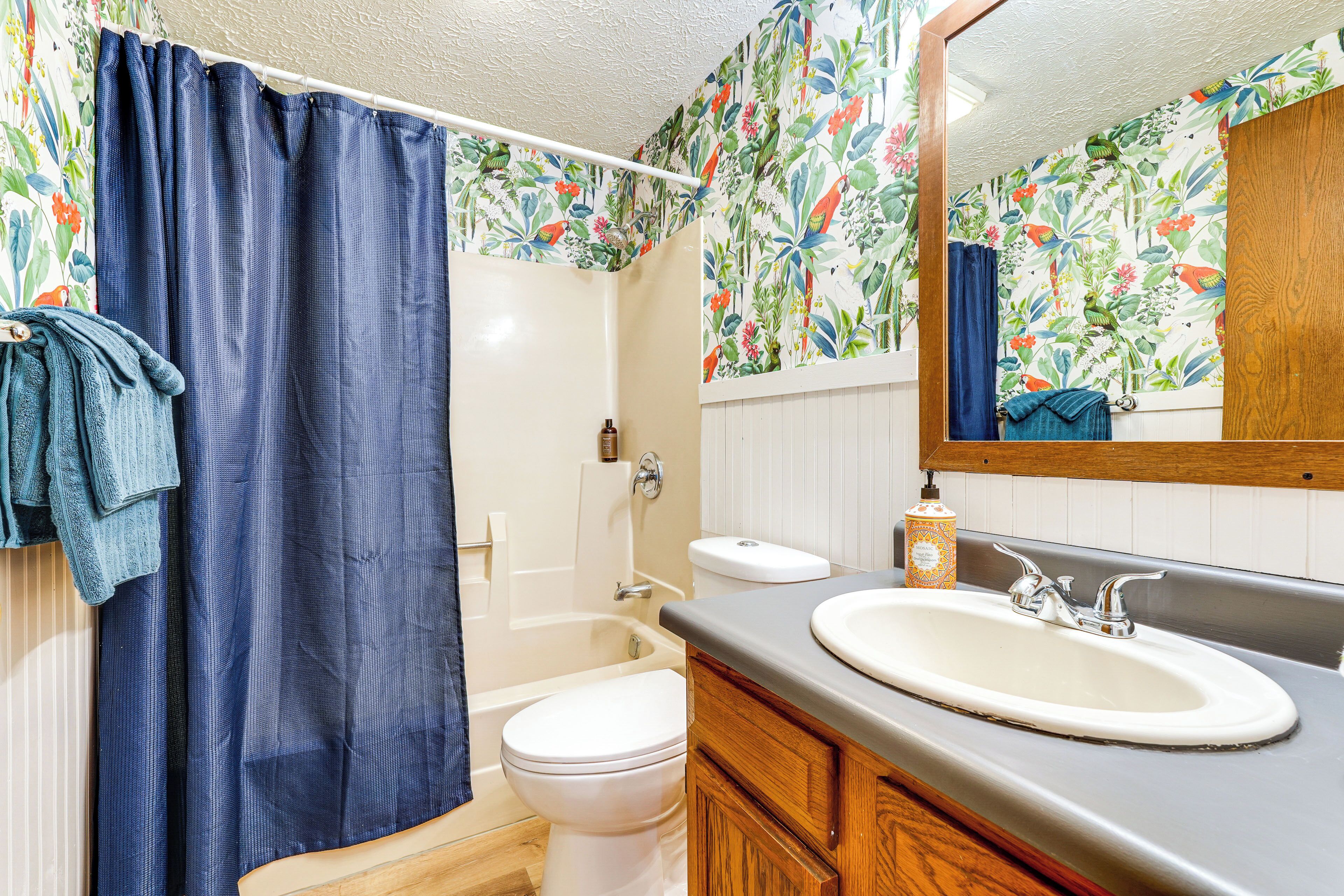 Un baño con bañera, inodoro y lavamanos.