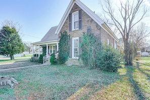 House (3 Bedrooms) | Interior - Patio Oasis! Charming 'ivy Cottage' in Tennessee (Greenfield)