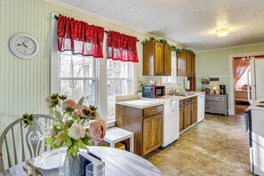 House (3 Bedrooms) | Interior - Patio Oasis! Charming 'ivy Cottage' in Tennessee (Greenfield)