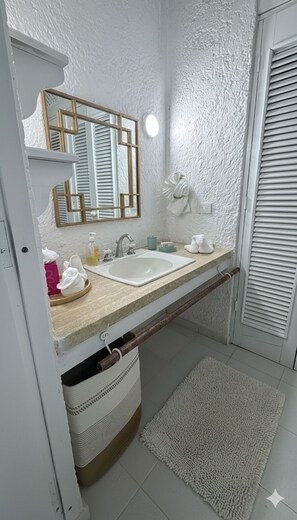 Secador de cabelo, bidê, toalhas de banho, sabonete