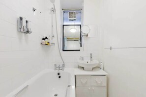 Hair dryer, towels, soap, toilet paper - 1 Bed Room flat near center (LONDON, Greater London)