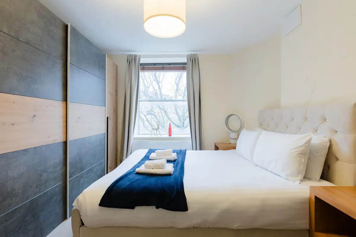 1 slaapkamer, een strijkplank/strijkijzer, wifi, beddengoed