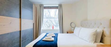 1 slaapkamer, een strijkplank/strijkijzer, wifi, beddengoed