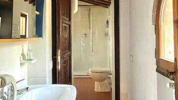 Dusche, Haartrockner, Handtücher, Toilettenpapier