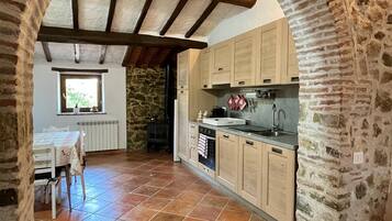 Refrigerador, horno, parrilla de estufa y cafetera y tetera